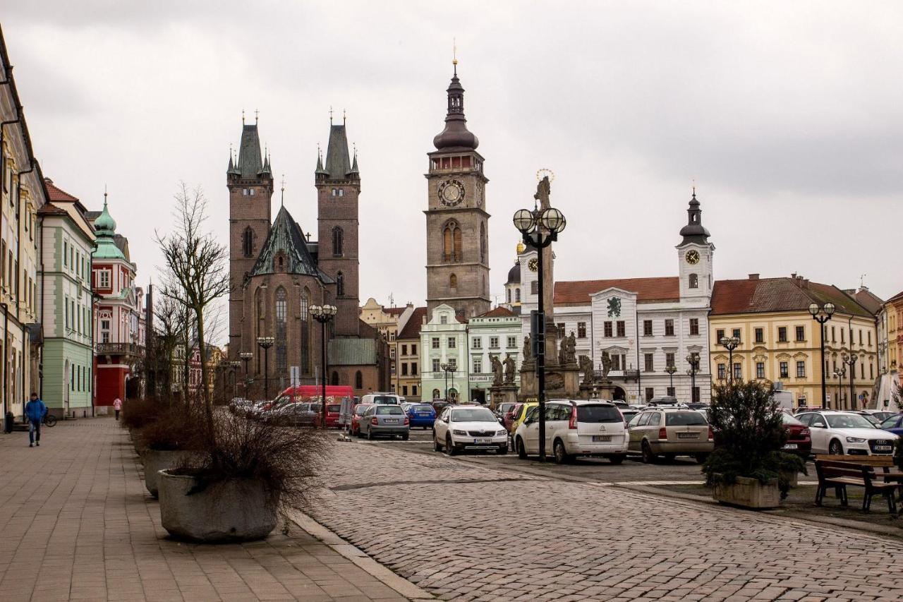 Apartman V Centru Na Velkem Namesti Hradec Králové Екстериор снимка