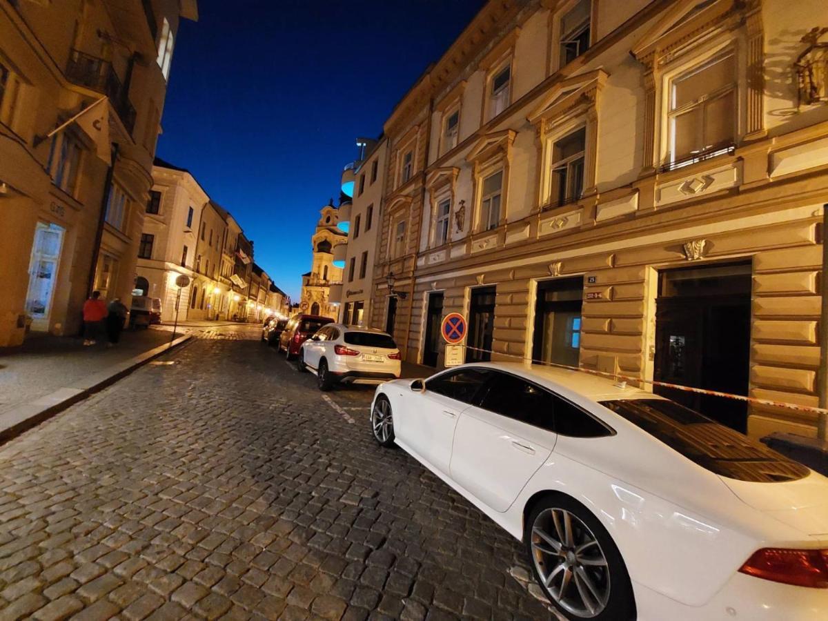 Apartman V Centru Na Velkem Namesti Hradec Králové Екстериор снимка