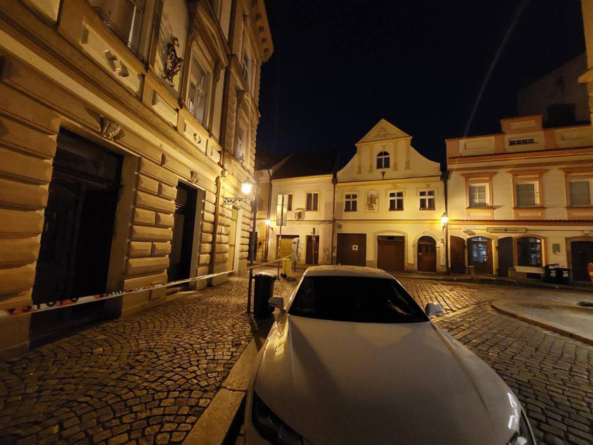 Apartman V Centru Na Velkem Namesti Hradec Králové Екстериор снимка