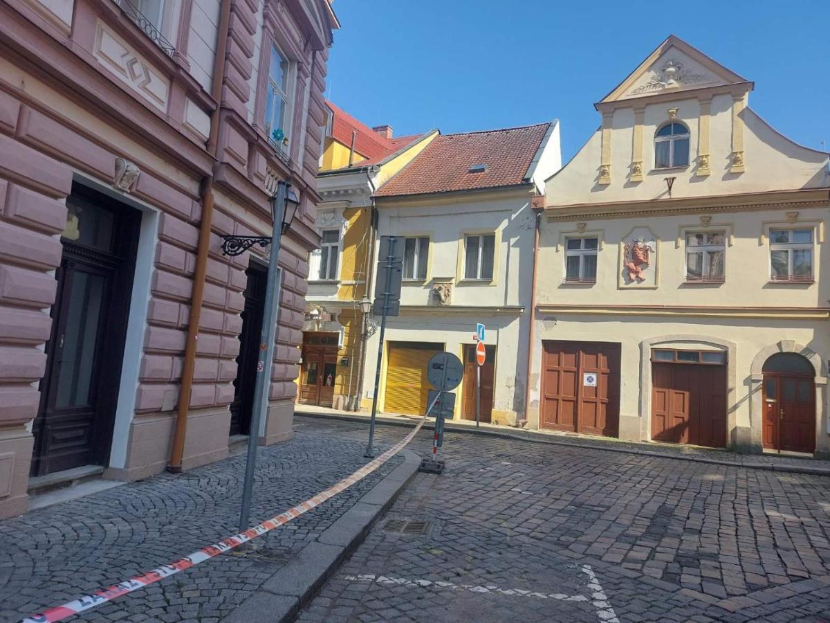 Apartman V Centru Na Velkem Namesti Hradec Králové Екстериор снимка