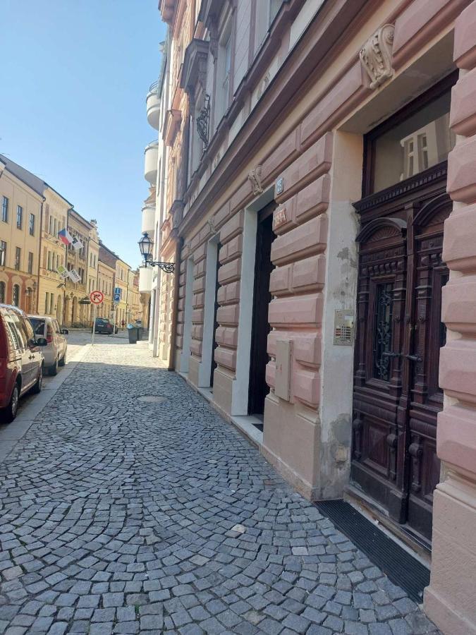 Apartman V Centru Na Velkem Namesti Hradec Králové Екстериор снимка
